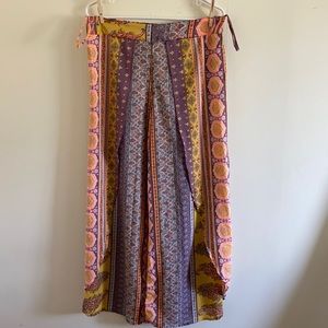 Wide leg - high waisted pants. Size: L